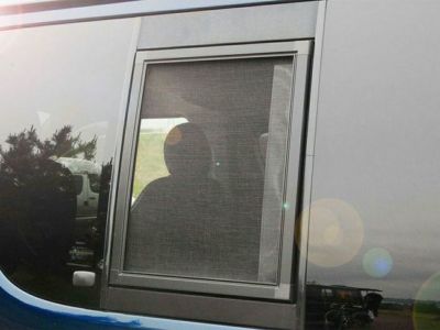 窓への加工不要！NV200バネット専用網戸！｜トランポ