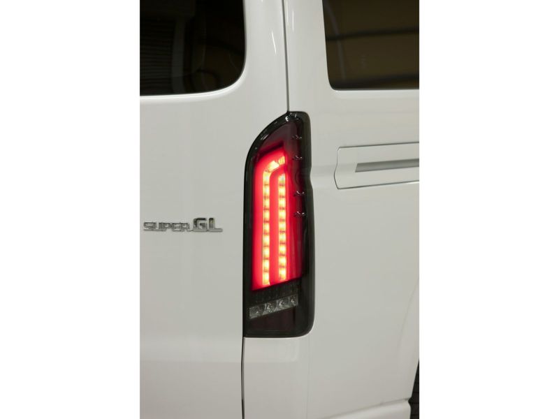 200 ハイエース　テールライト　テールランプ　スモーク　ブラック　LED ハイエース テールランプ テールライト レジアスエース 200系
